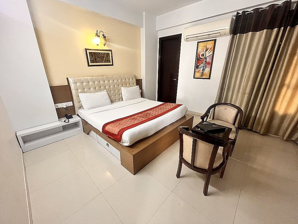 Gazebo Inn & Suites Super Deluxe Room with Balcony and Living Area 3