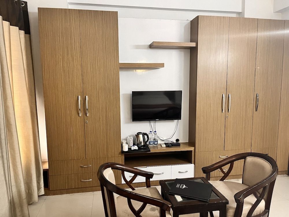 Gazebo Inn & Suites Super Deluxe Room with Balcony and Living Area 16