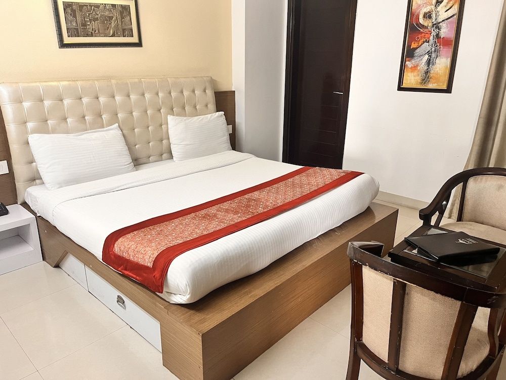 Gazebo Inn & Suites Super Deluxe Room with Balcony and Living Area 8