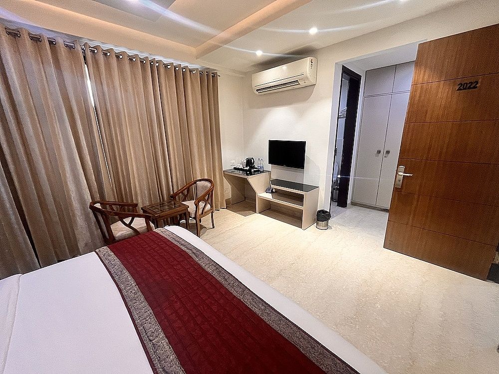 Gazebo Inn & Suites Super Deluxe Room with Balcony and Living Area 20