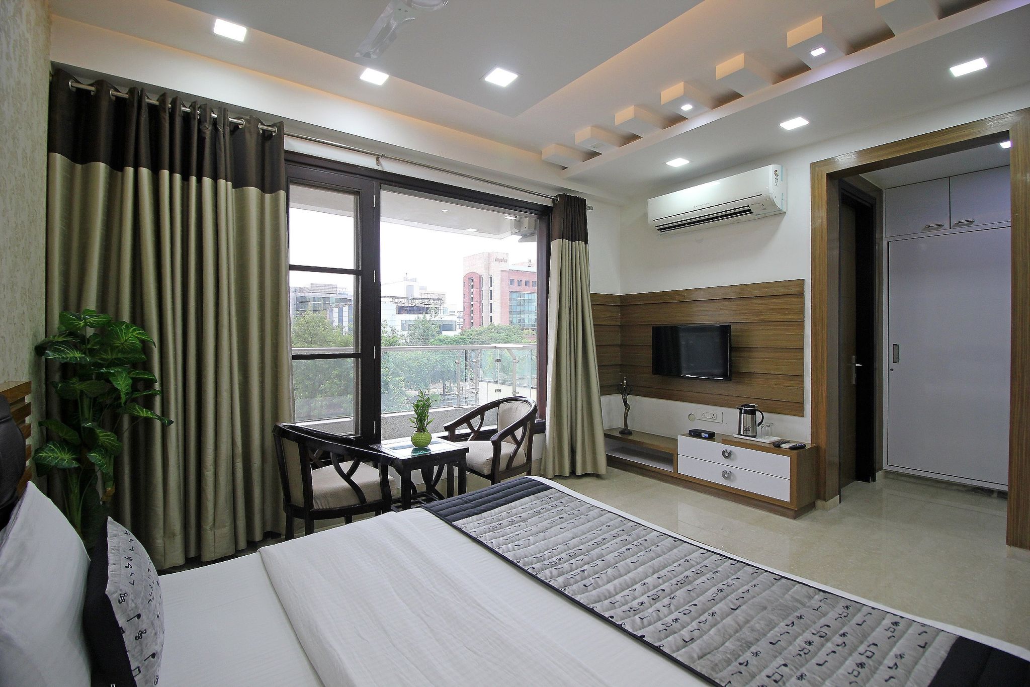 Gazebo Inn & Suites Super Deluxe Room with Balcony and Living Area 2