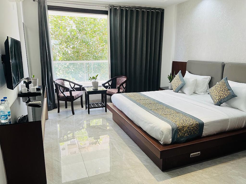 Gazebo Inn & Suites Super Deluxe Room with Balcony and Living Area 4