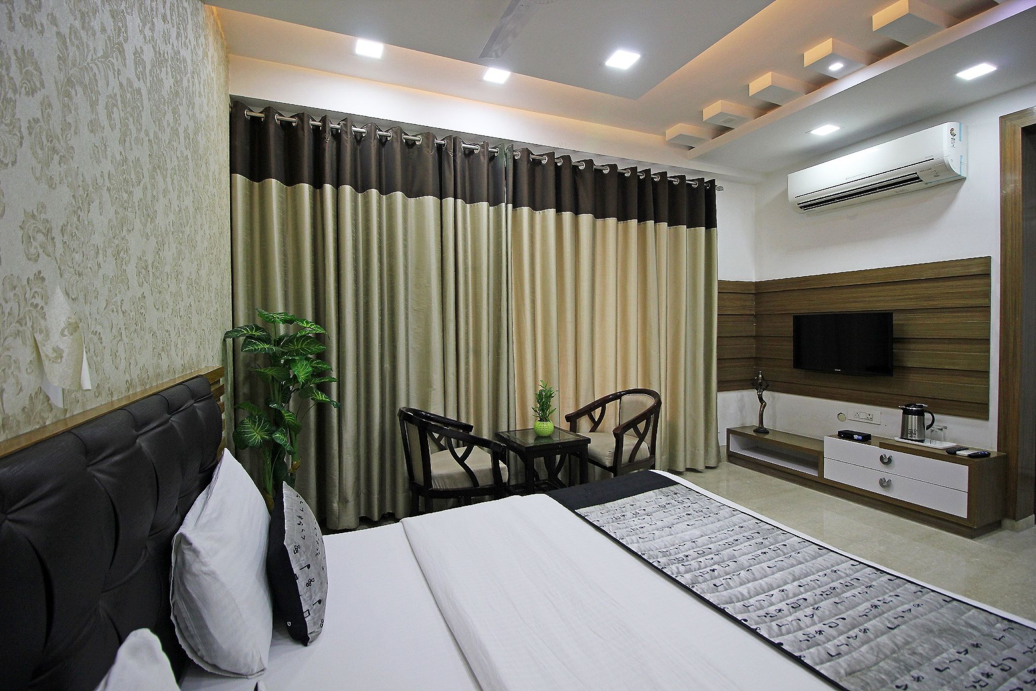 Gazebo Inn & Suites Super Deluxe Room with Balcony and Living Area 5