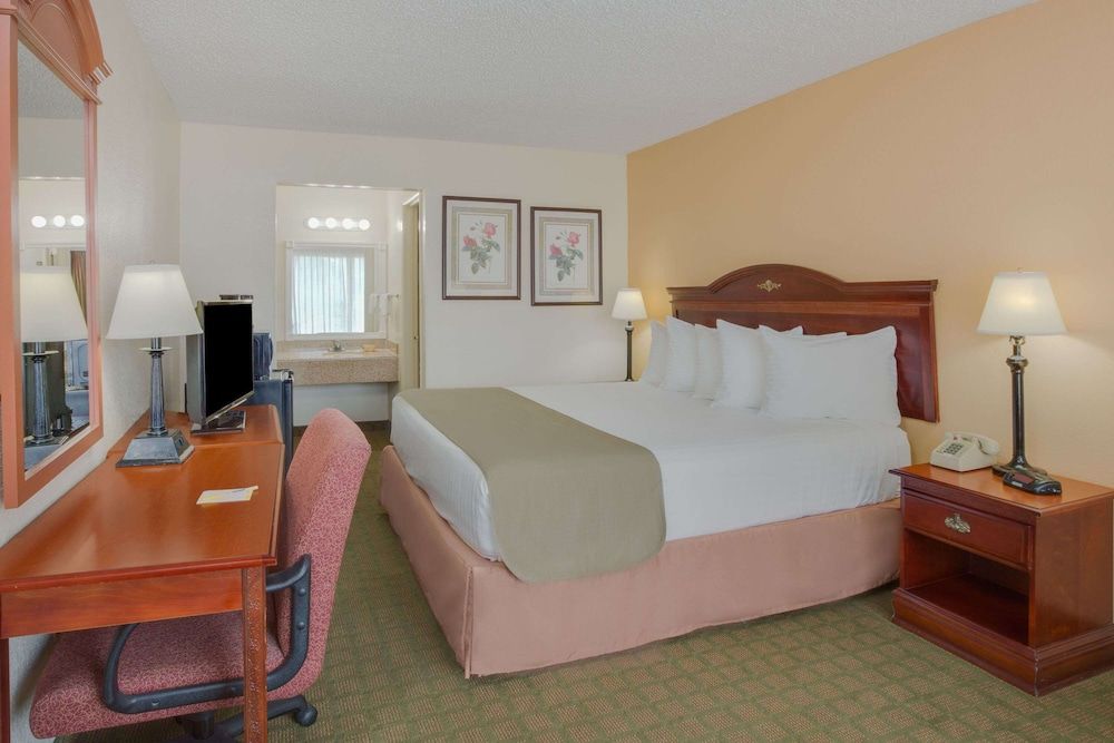 Standard Room, 1 King Bed