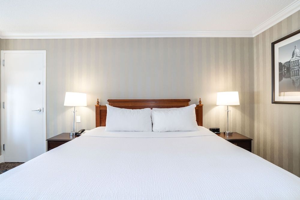 Deluxe Room, 1 King Bed (Middle Floors)