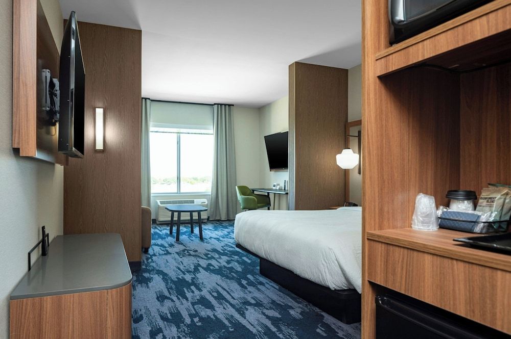 Room, 1 King Bed, Non Smoking, City View (Mobility/Hearing Access, Roll-In Shwr)
