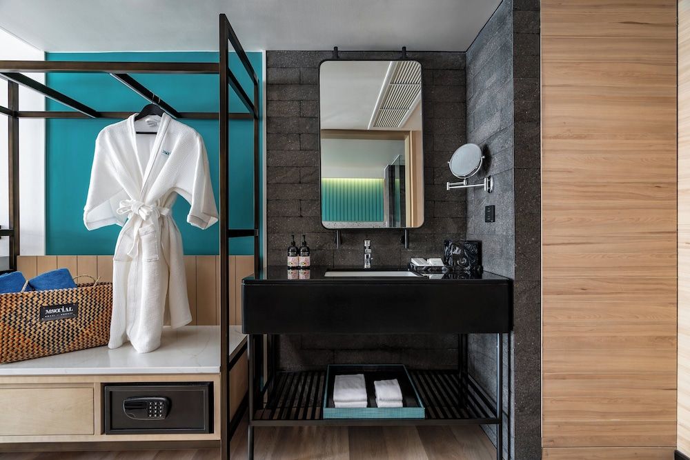 Room, Pool Access (Stylish King, Sunkissed)