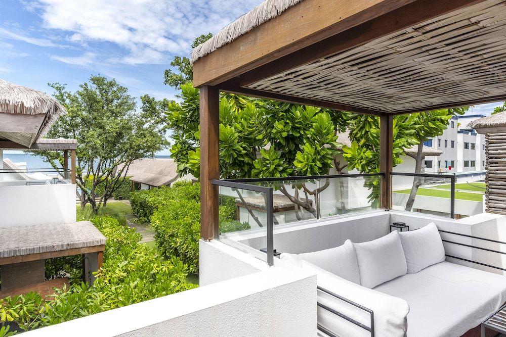 Oceanbed Jacuzzi Villa