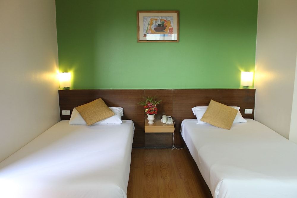 The Seasons Bangkok Huamark Standard Twin Room