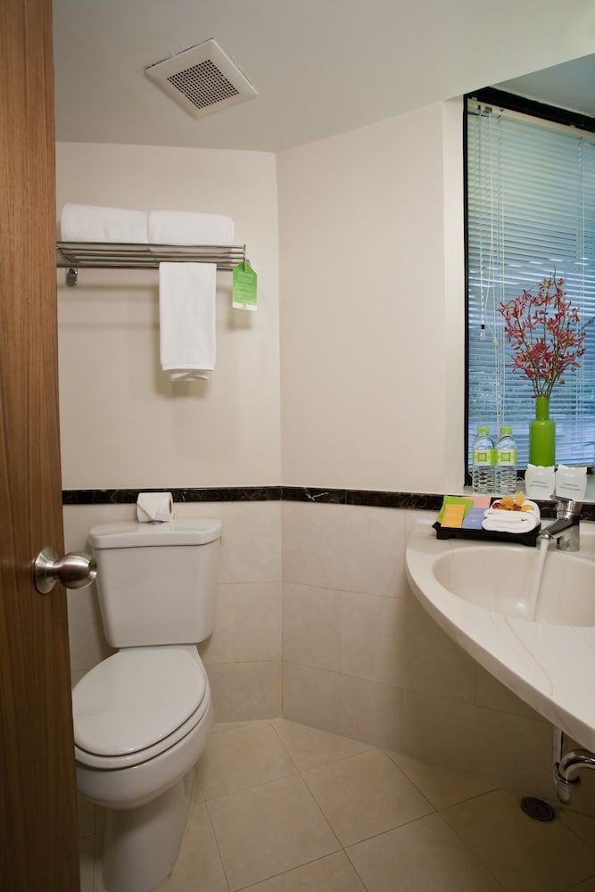 The Seasons Bangkok Huamark Standard Twin Room 3