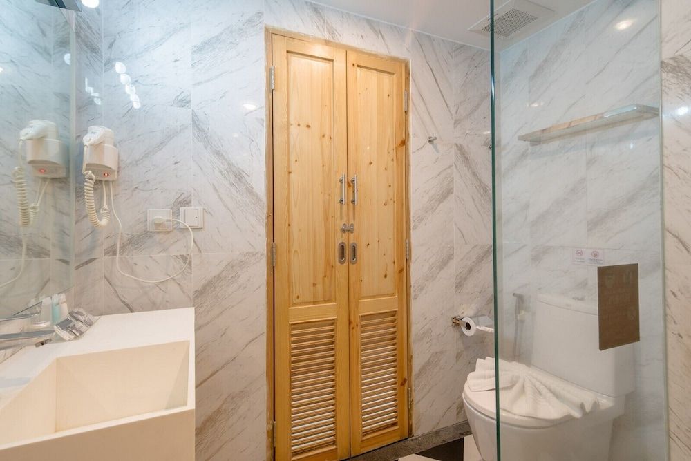 DARA Hotel Deluxe Room King Bed 6