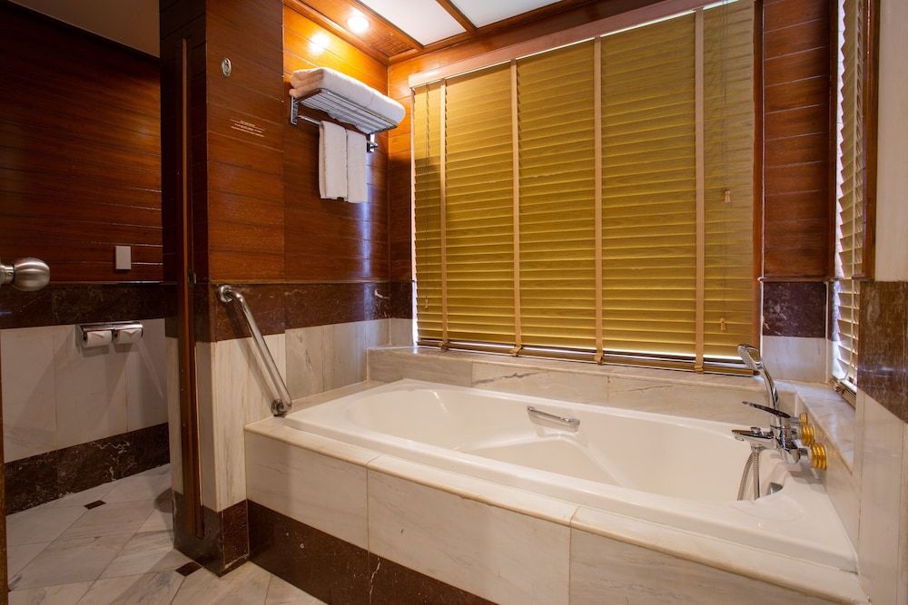 Thavorn Beach Village Resort & Spa Phuket Hillside with Terrace Bathtub 12