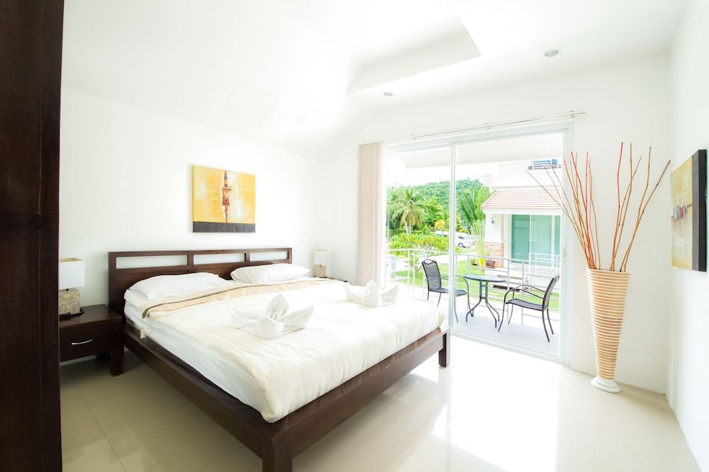 Royal Poolside Villa, 3 Bedrooms