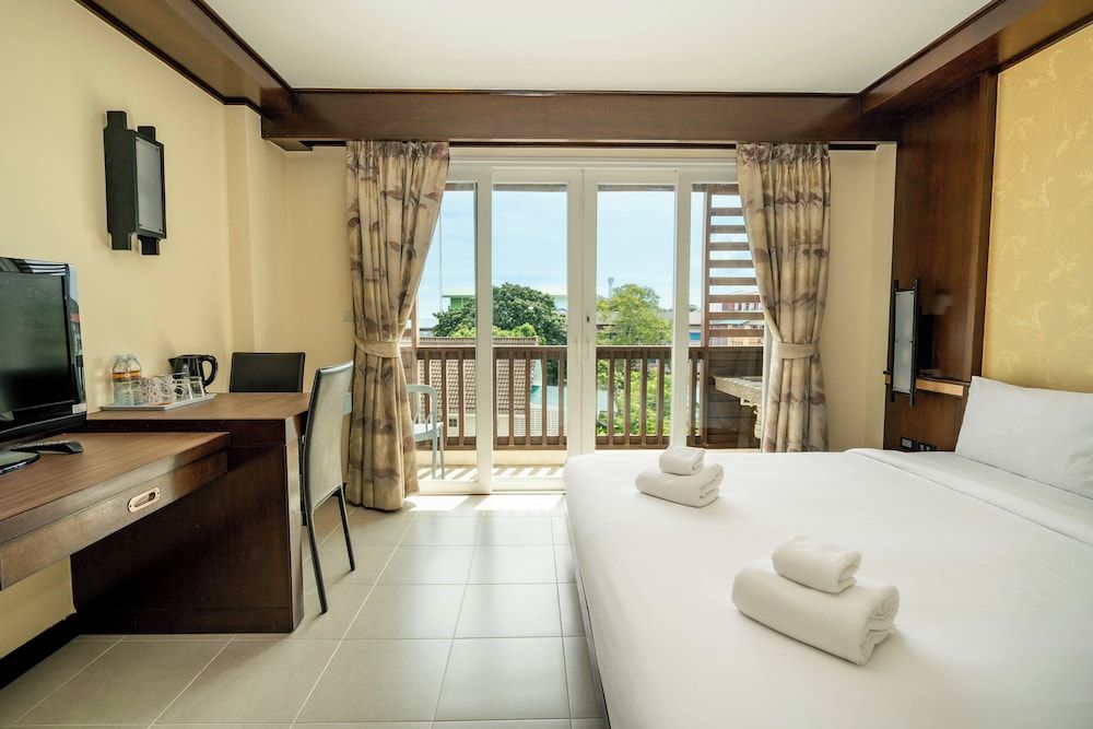 Ratana Hotel Chalong Superior Room 4