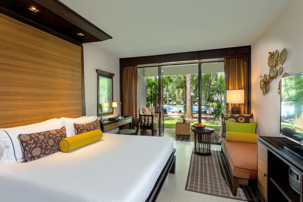 Tropical Deluxe Pool Access King