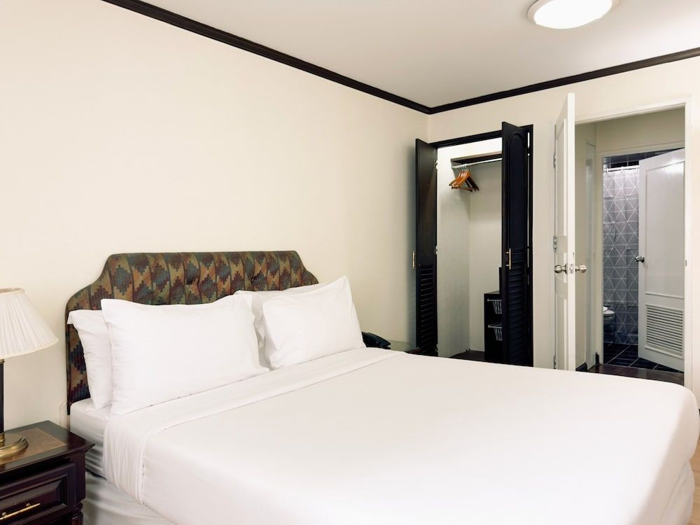 Yellow Ribbon Hills, Boutique Suites Business Room