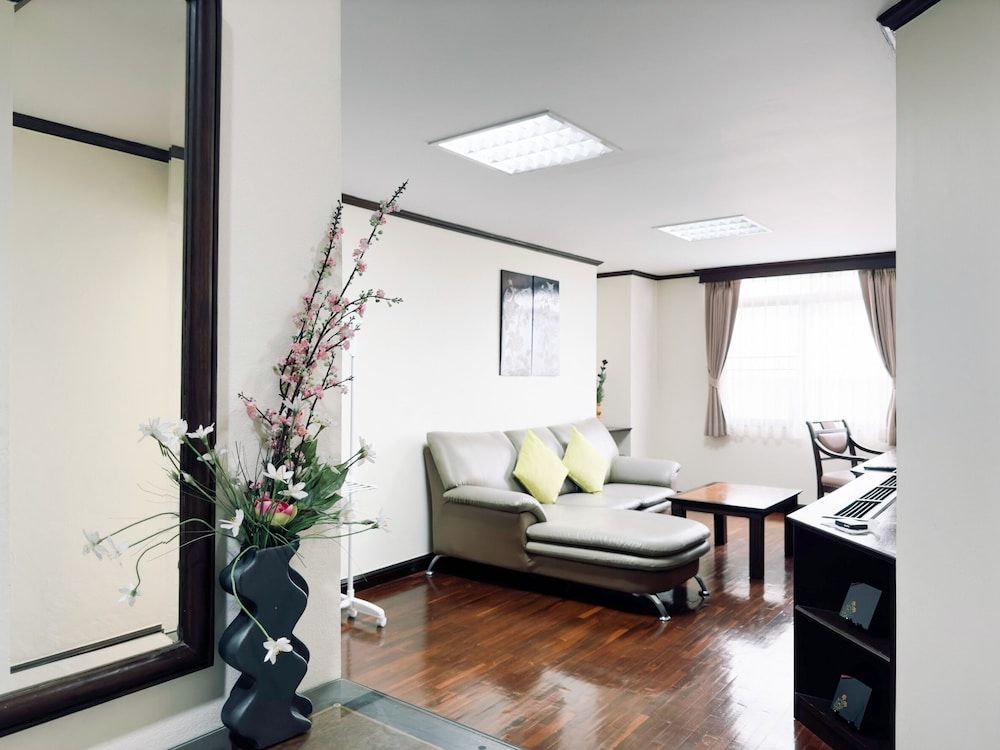 Yellow Ribbon Hills, Boutique Suites Business Room 8