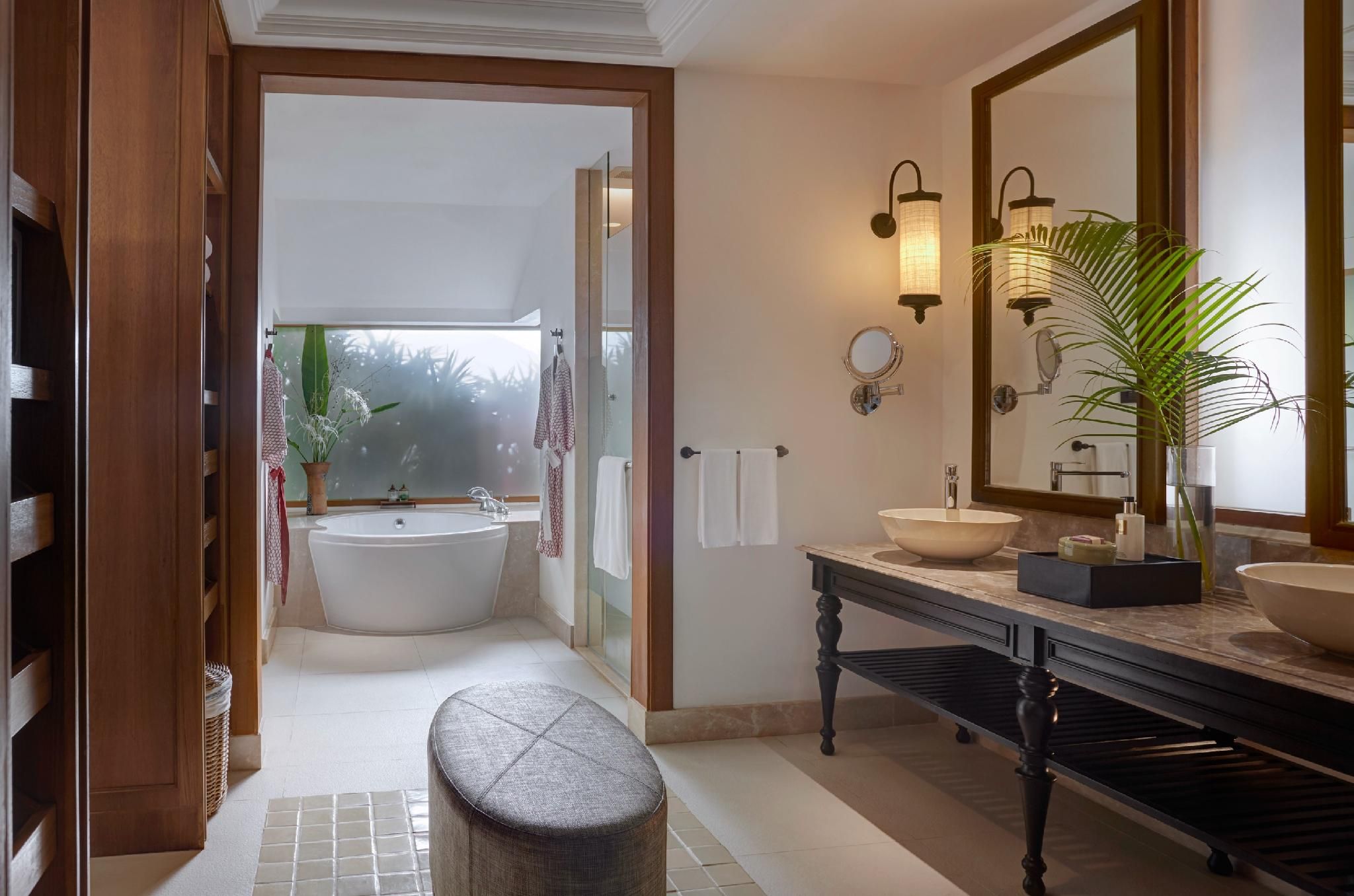 Deluxe Beachfront Villa