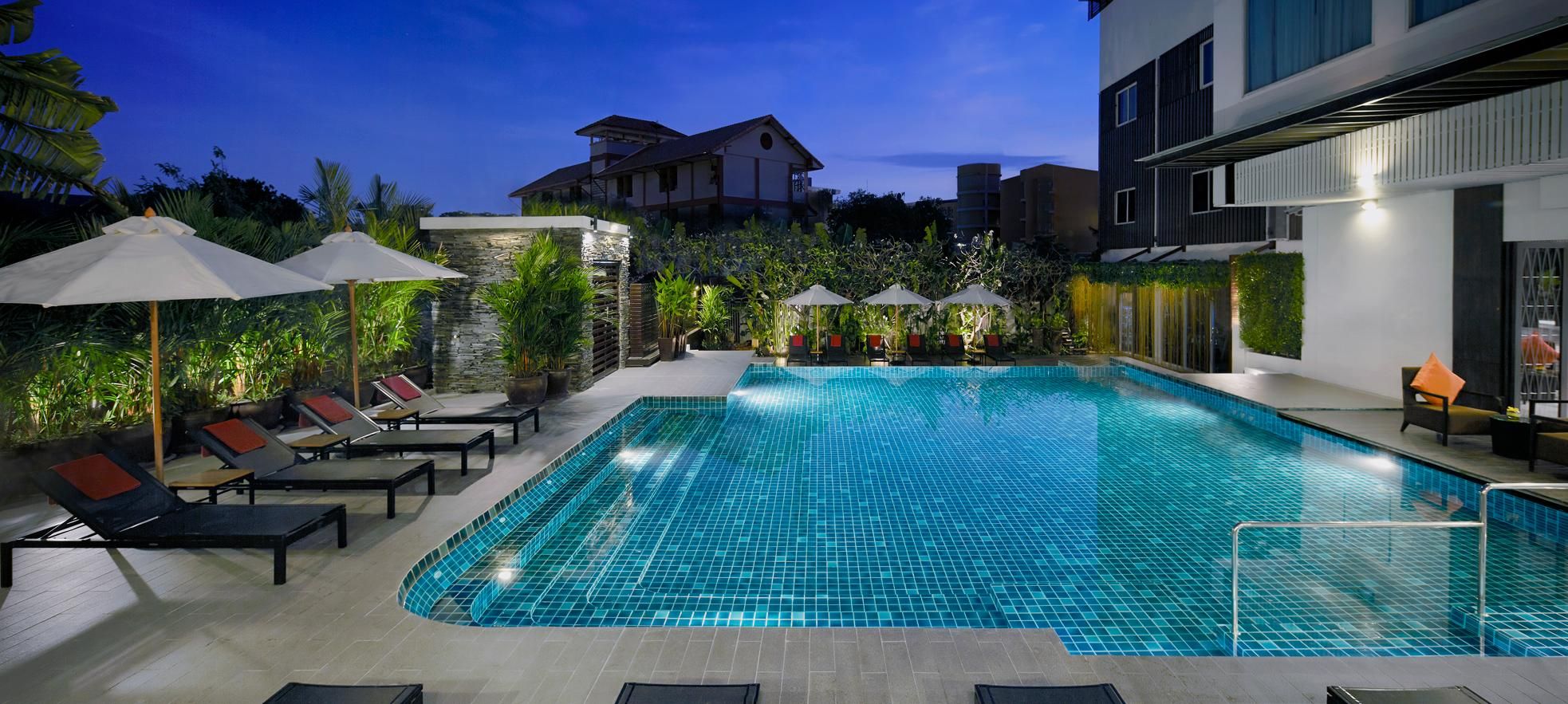 swimming pool [outdoor]