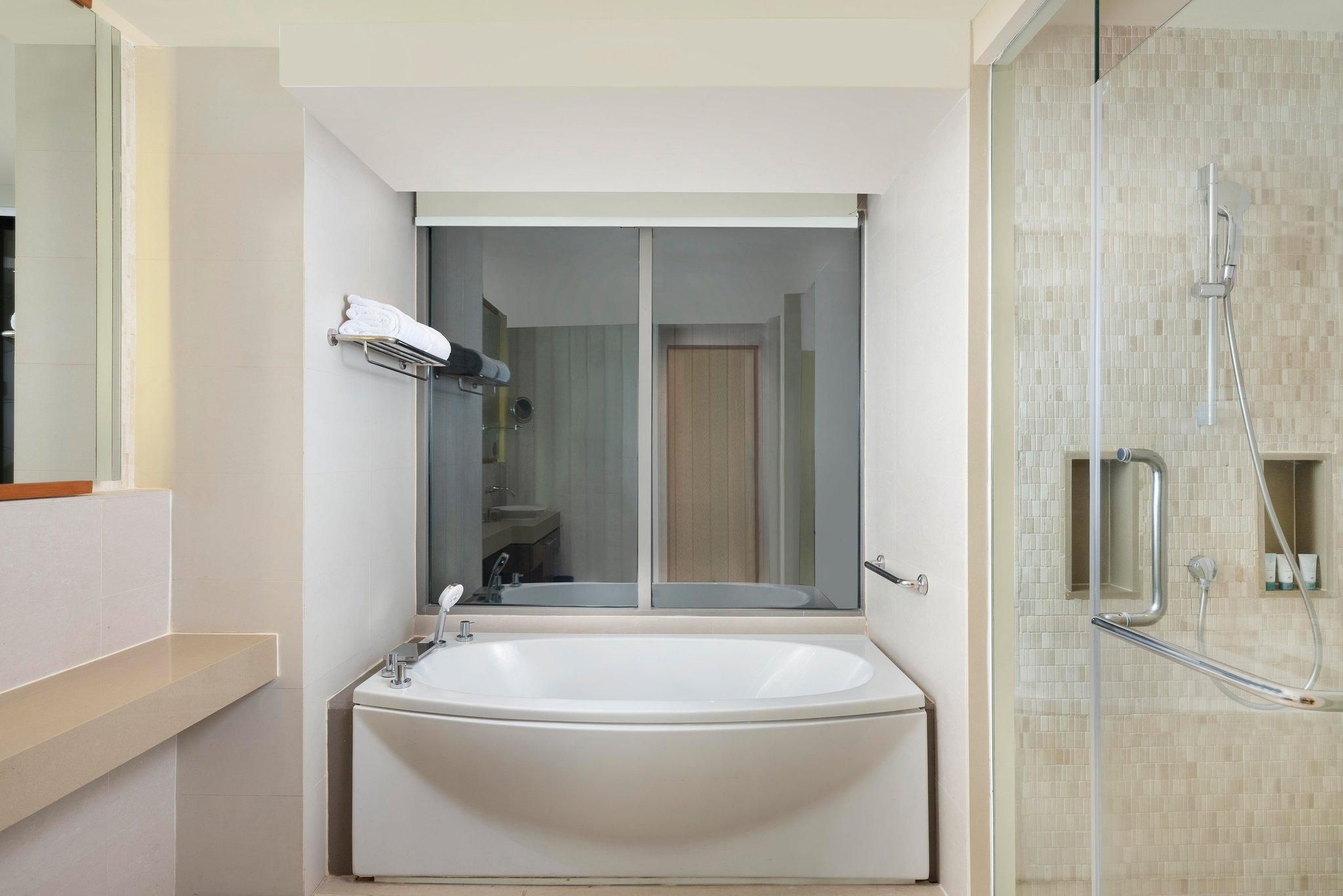Luxury, Oceanfront View, 1 Bedroom Larger Suite, 1 King, Sofa Bed