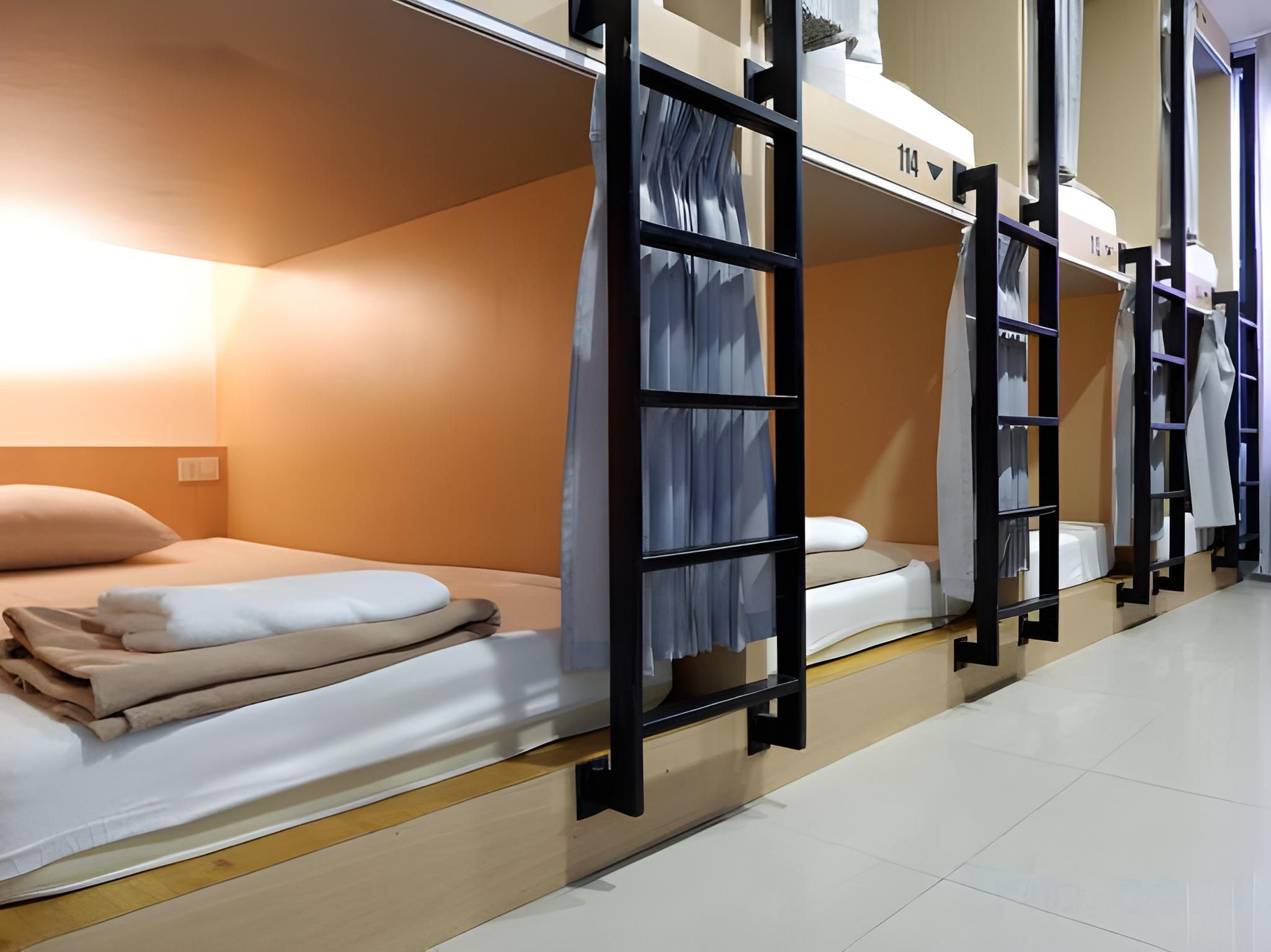 6 Mixed Dorm Bed with Shared Bathroom