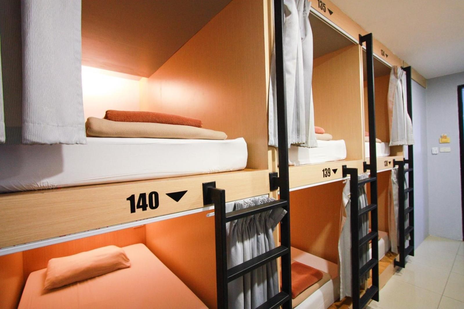 6 Mixed Dorm Bed with Shared Bathroom
