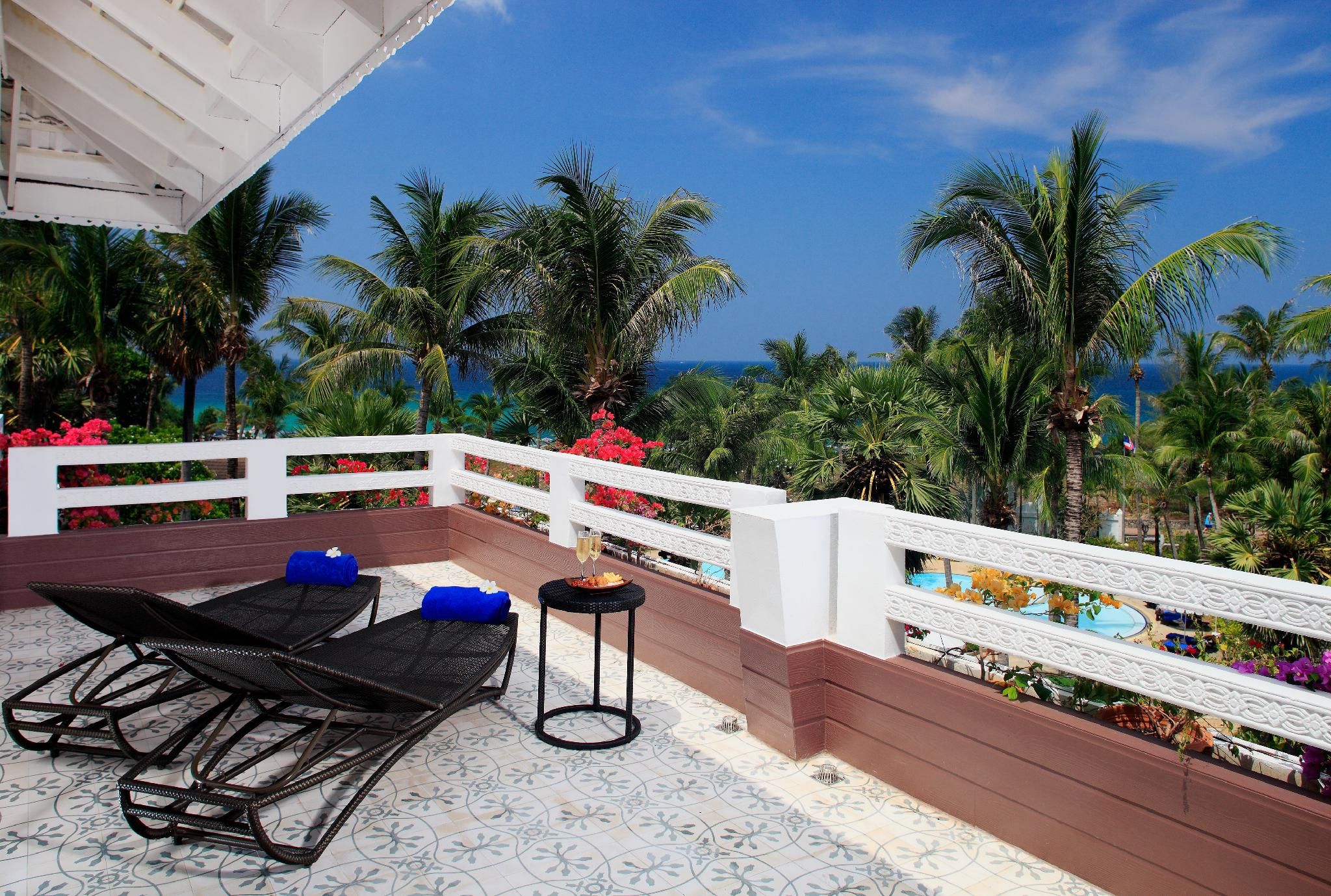 Seaview Three Bedroom Suite with Bathtub