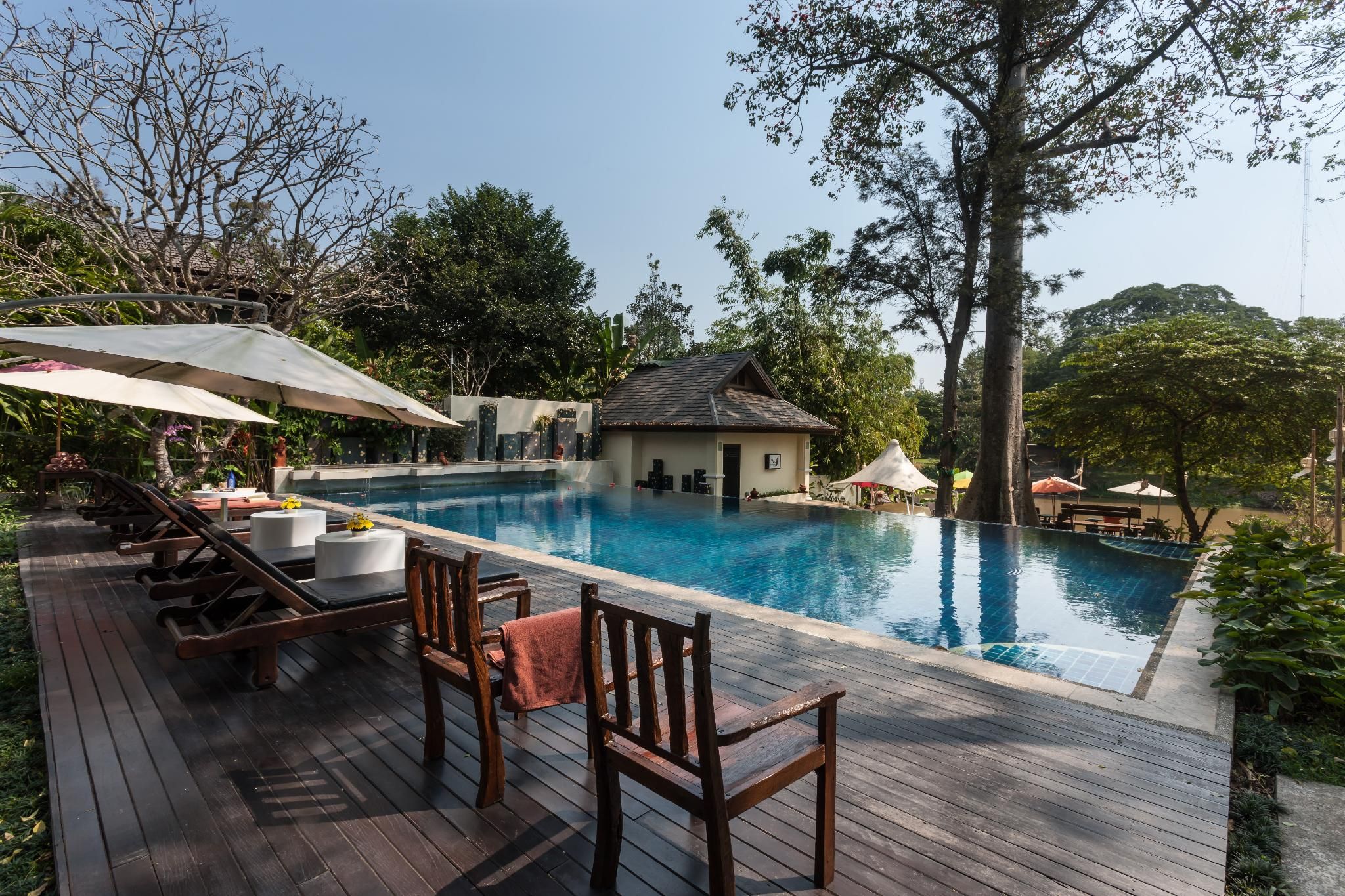 swimming pool [outdoor]