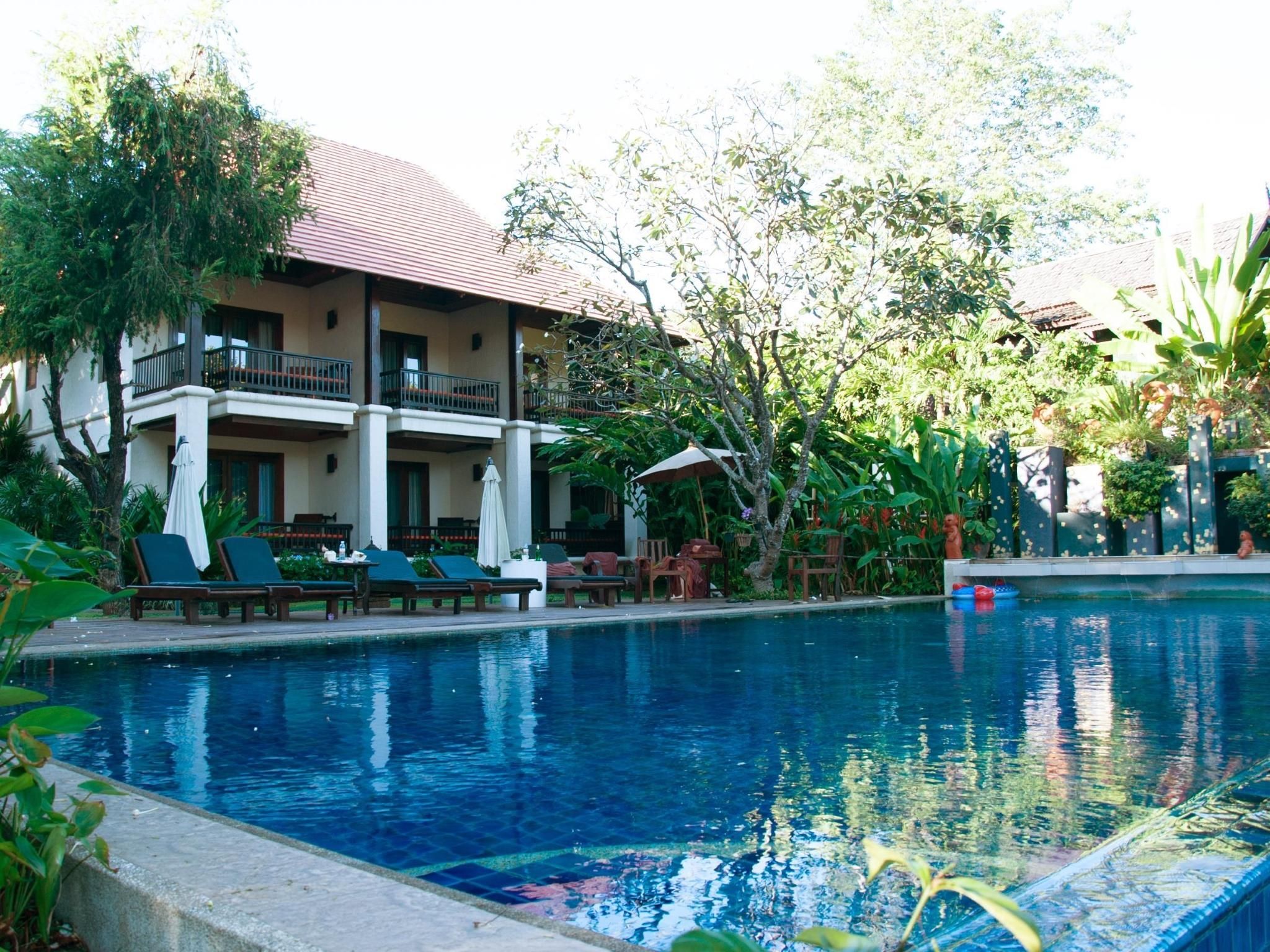 swimming pool [outdoor]