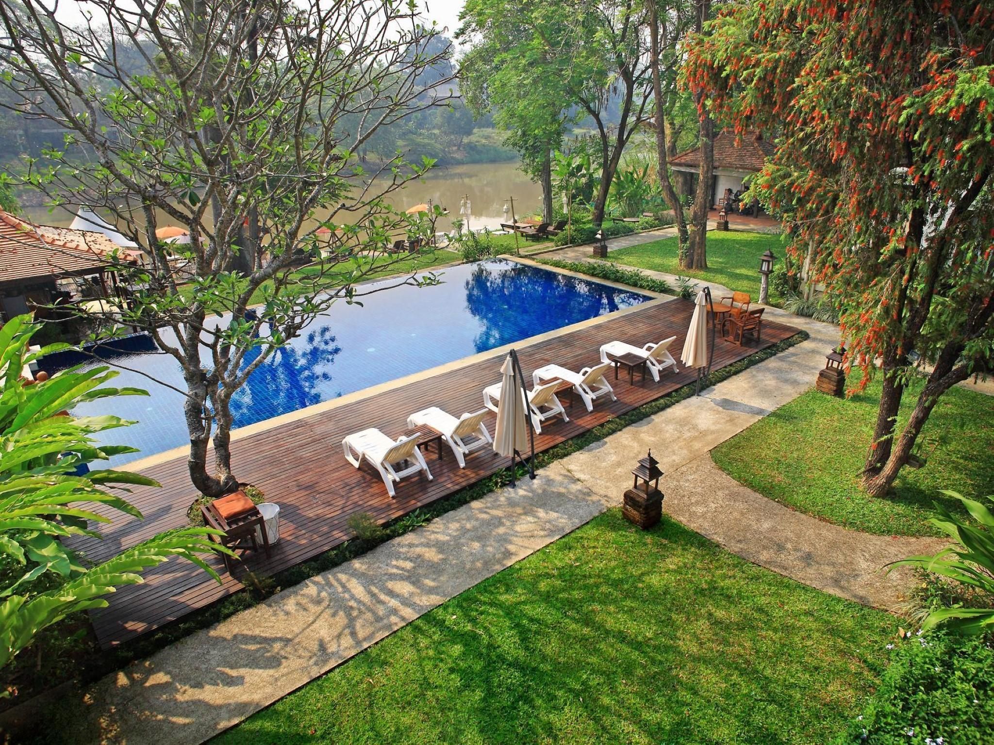 swimming pool [outdoor]