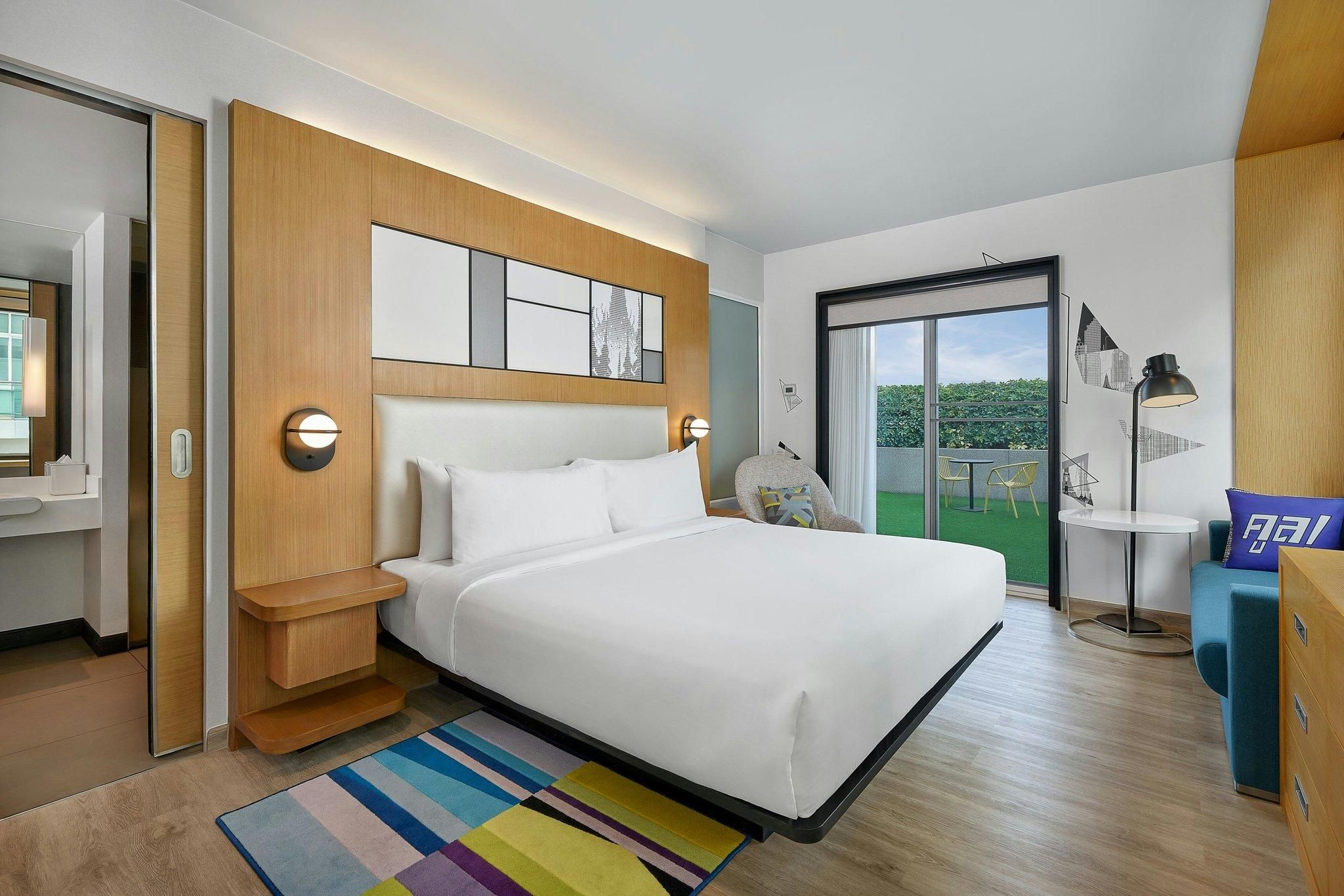 Savvy Suite, 1 Bedroom Suite, 1 King, City view, High floor, Balcony, Whirlpool