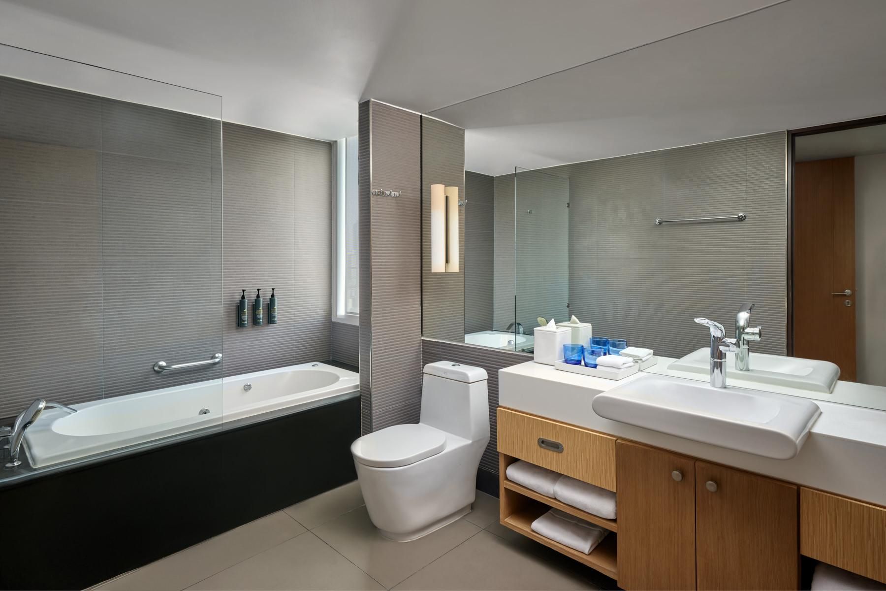 Ultra Savvy Suite, 2 Bedroom Suite, Bedroom 1: 1 King, Bedroom 2: 2 Queen, City View, High Floor