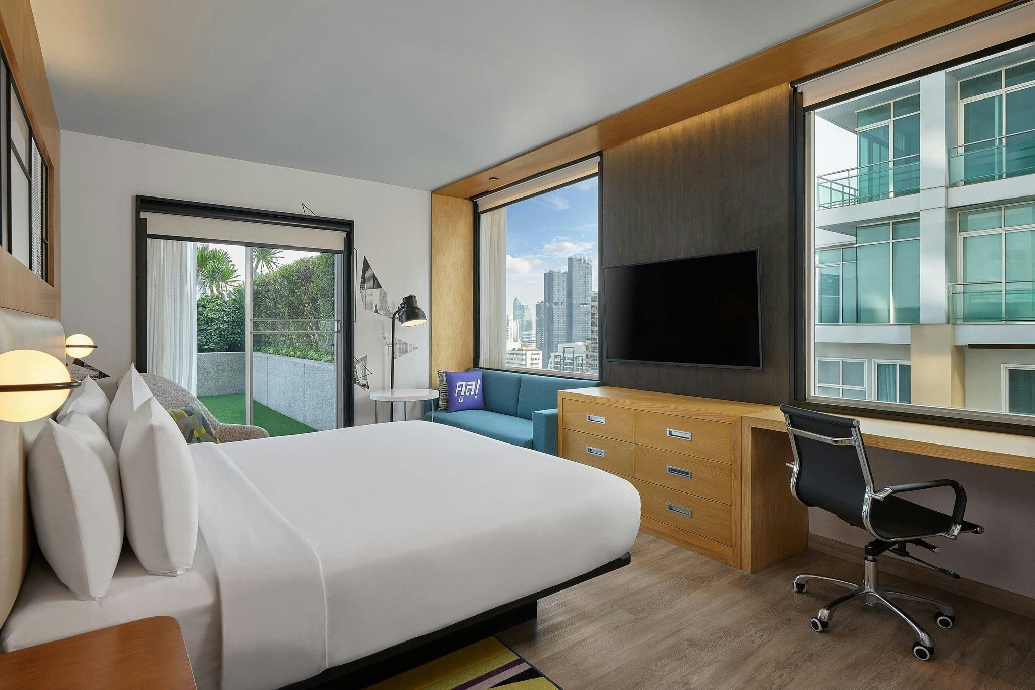 Savvy Suite, 1 Bedroom Suite, 1 King, City view, High floor, Balcony, Whirlpool