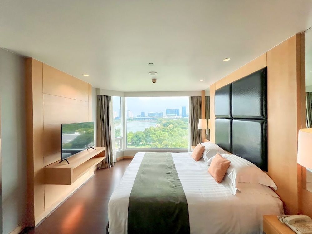 Signature Penthouse, Lake View