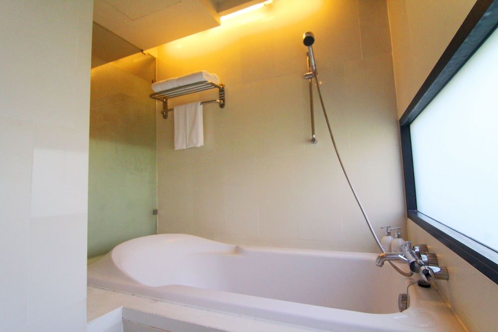 Deep Soaking Bathtub