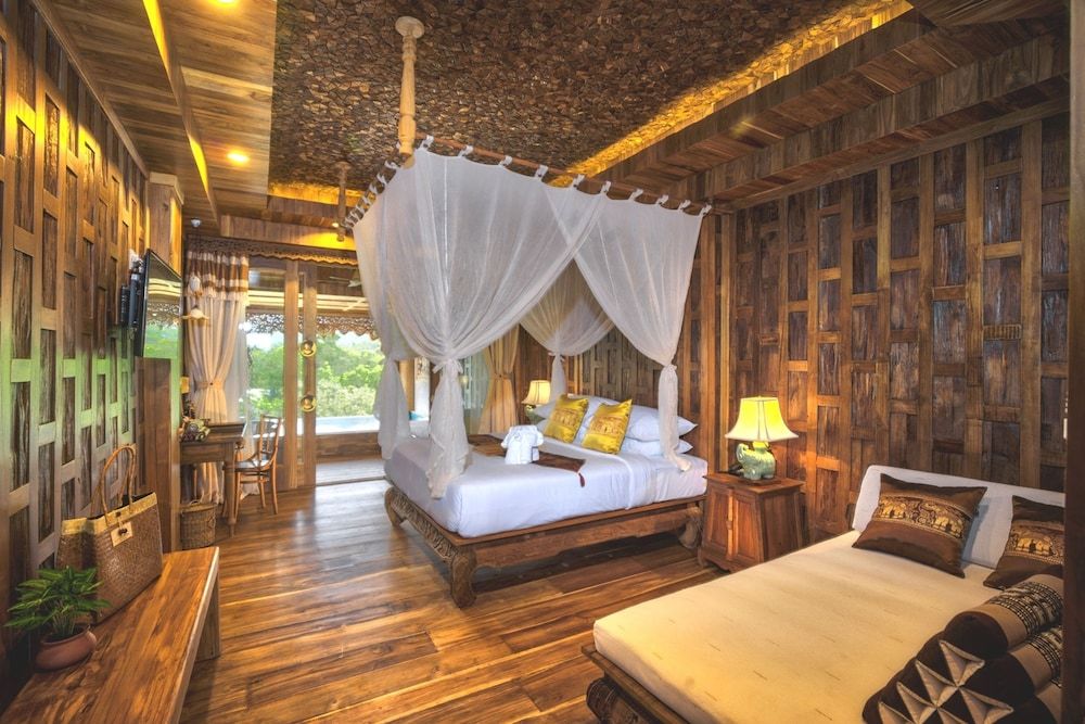 Pool Suite Water View