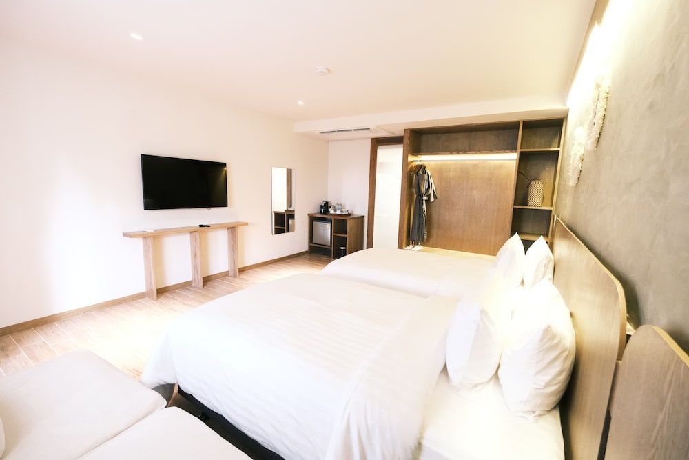 Superior Garden (1 way airport transfer)