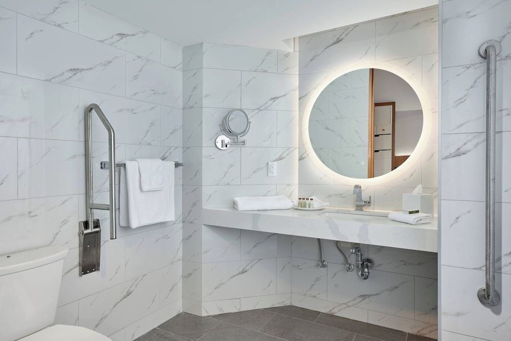 Metropolitan Hotel Vancouver Room, 1 King Bed 5