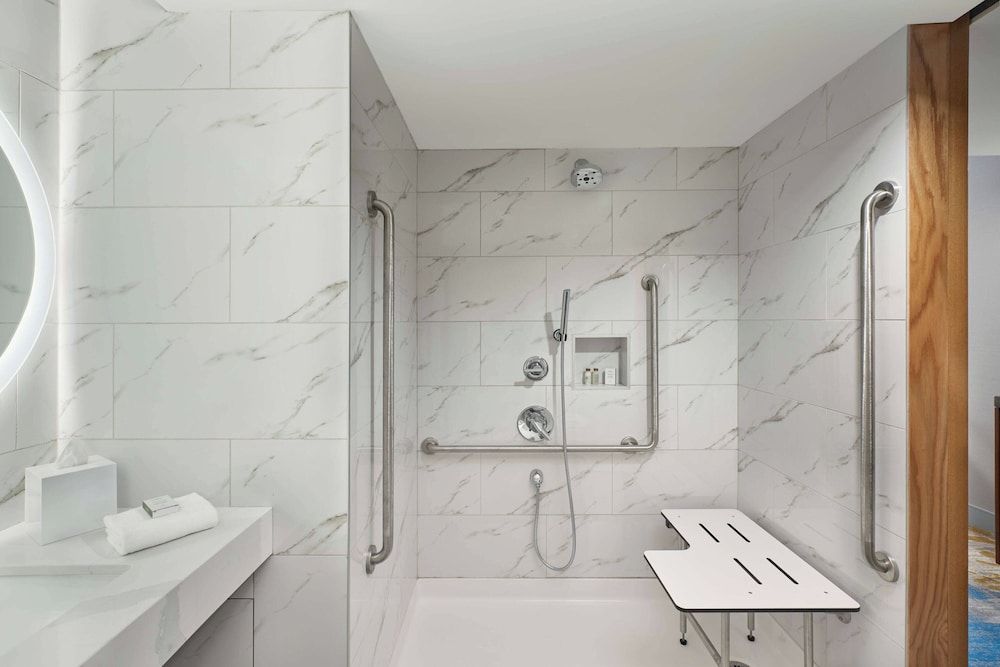 Metropolitan Hotel Vancouver Room, 1 King Bed 3