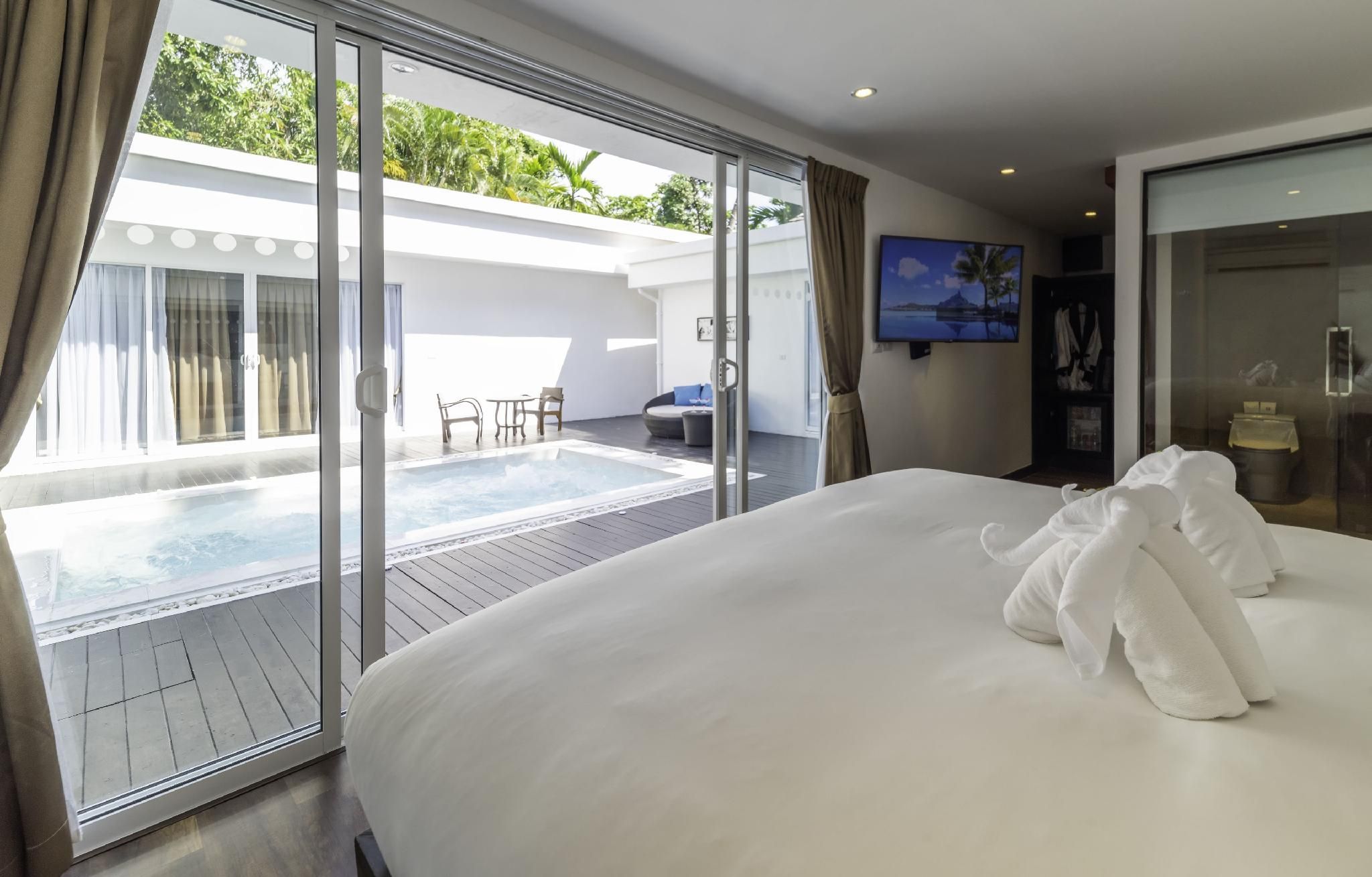 Zara Beach Resort Deluxe Room with Shared Jacuzzi 8
