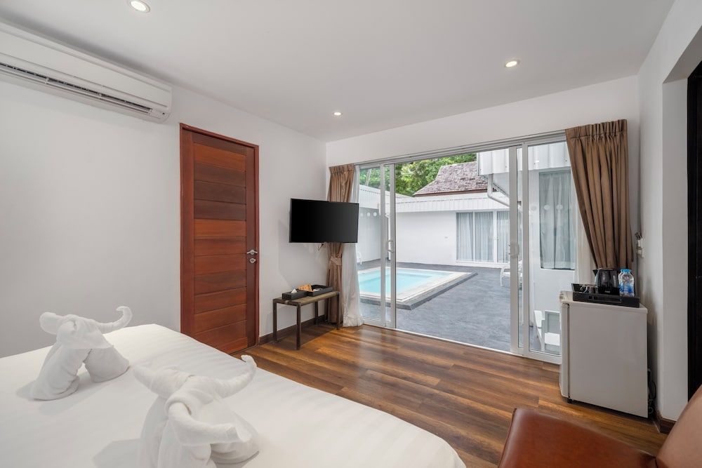 Zara Beach Resort Deluxe Room with Shared Jacuzzi 3