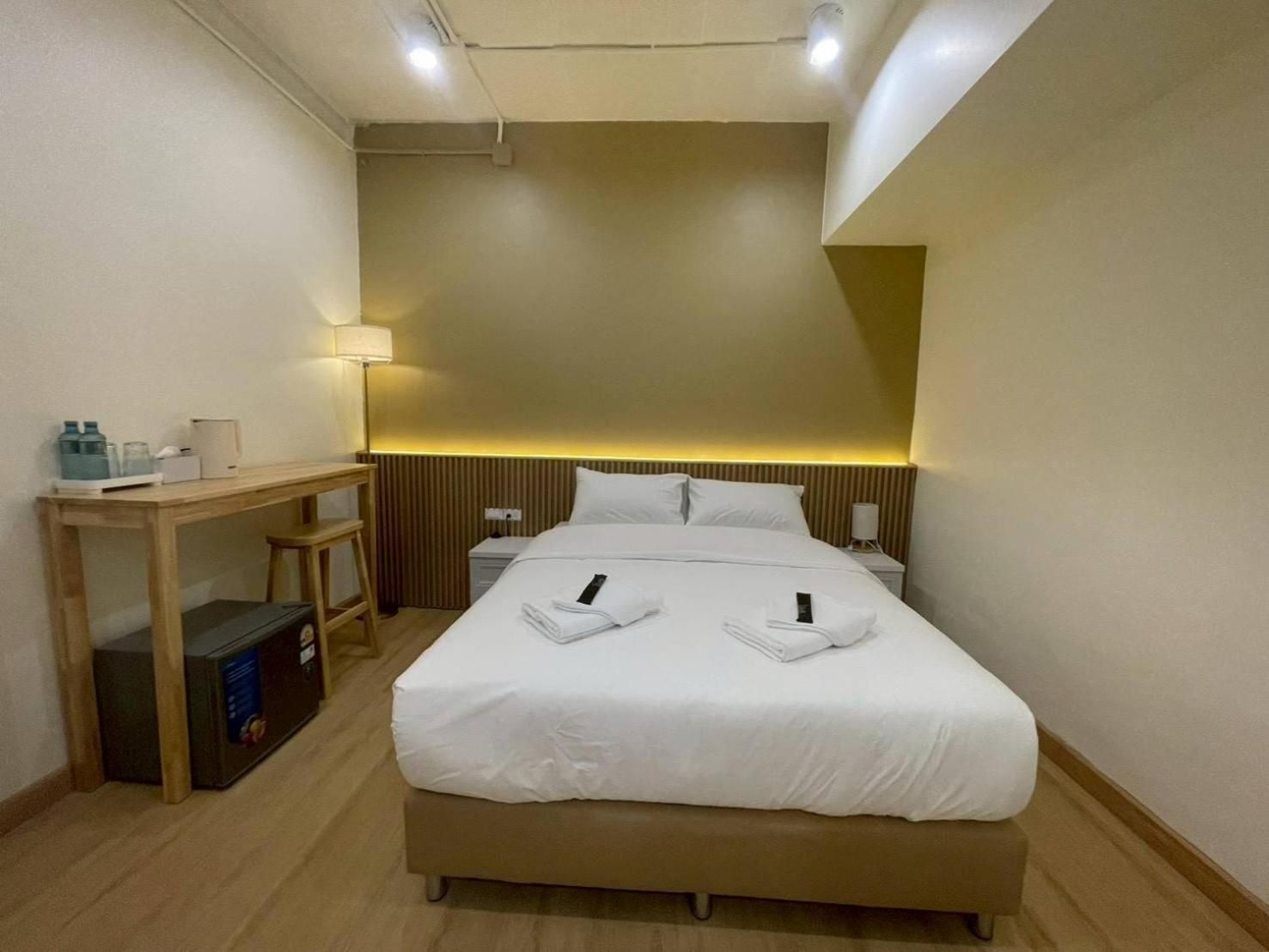 Shade House - Phuket Downtown Queen Room with Garden View 2