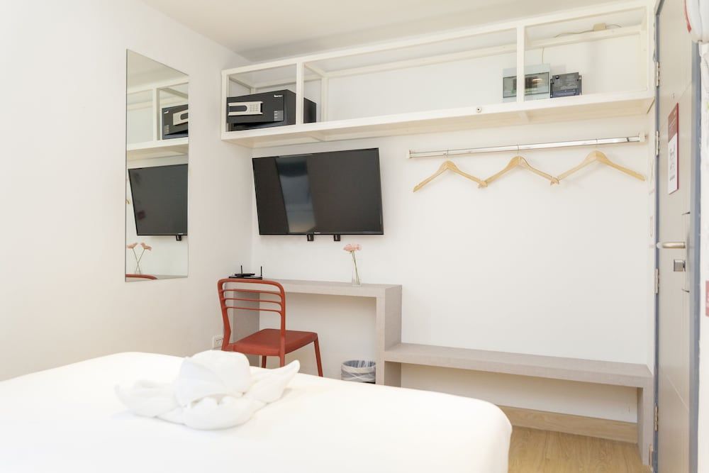 ALEXA Nimman - Hostel Double Room, Shared Bathroom, No View. 8