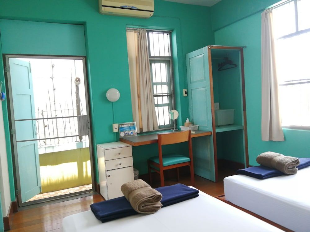 60 Bluehouse - Hostel Twin Beds room with AC 3