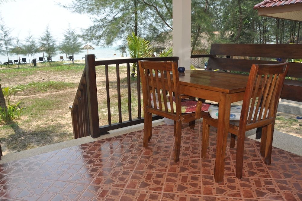 Pranee Beach Bungalows Partial seaview bungalow 3
