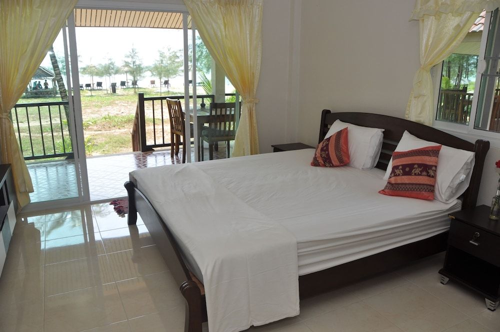Pranee Beach Bungalows Partial seaview bungalow 2