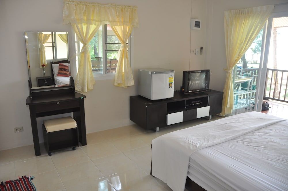 Pranee Beach Bungalows Partial seaview bungalow 8