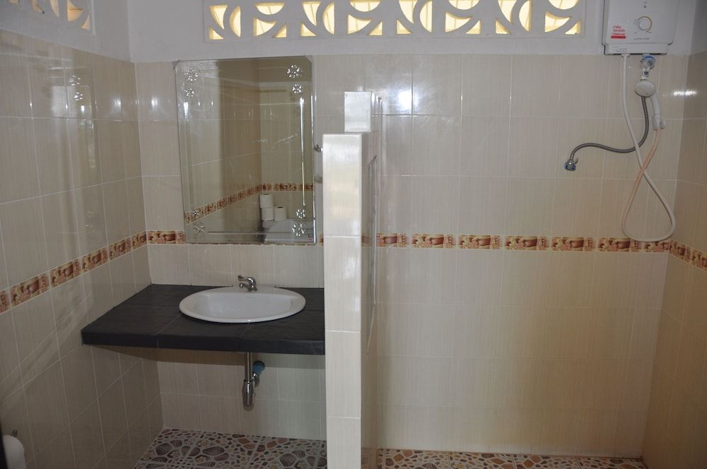 Pranee Beach Bungalows Partial seaview bungalow 7