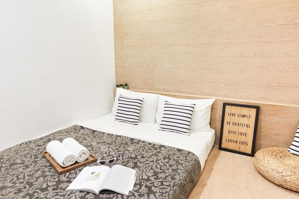 Single Room, 1 Queen Bed, Non Smoking, Private Bathroom