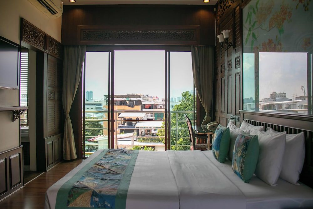 Suite bathtub (Main Building)
